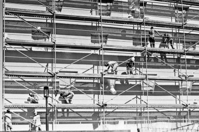 Men at work
Nikon FE2 - Kodak Plus-X 125@ - scan de néga 
Mots-clés: Nikon FE2 20mm Kodak PlusX ombre échaffaudage chantier
