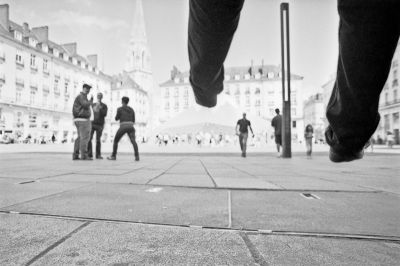 Moonwalker
Nikon FE2 - Kodak Plus-X 125@ - scan de néga
Mots-clés: Nikon FE2 20mm Kodak PlusX street