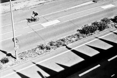 Roof cut 2
Nikon FE2 - Kodak Plus-X 125@ - scan de néga
Mots-clés: Nikon FE2 20mm Kodak PlusX ombre vélo