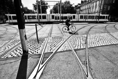On the rail
Nikon FE2 20mm Ais - Tmax 100@ - scan de néga 
Mots-clés: Nikon FE2 20mm Kodak Tmax street