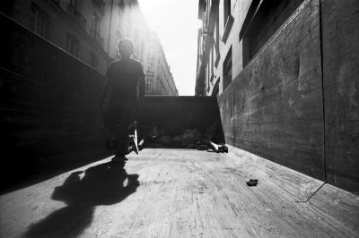 Men at work, son ombre, on the street...
Nikon FE2 20mm Ais - Tmax 100@ - scan de néga 
Mots-clés: Nikon FE2 20mm Kodak Tmax street