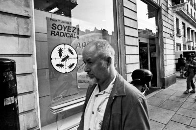 Radical
Nikon FE2 20mm - Georgesh's Ilford XP1 périmée de 1983, stand dév Rodinal 1+100 - scan de néga
Mots-clés: street N&B FE2