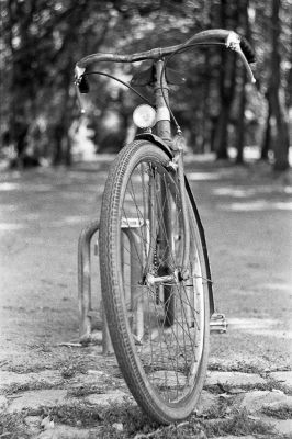 Bicyclette 
Nikon FE2 Helios 44M 58mm - Tri X - scan de néga
