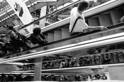 Escalators
Nikon FE2 24mm - Neopan 1600@ - scan de néga

Mots-clés: Nikon FE2 street