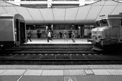 A la bourre
Nikon FE2 24mm - Neopan 1600@ - scan de néga
Mots-clés: Nikon FE2 street gare train