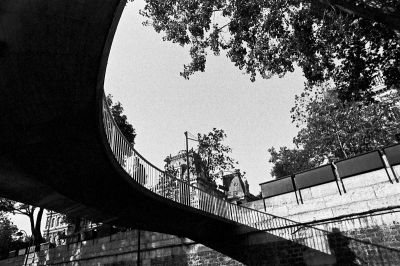 Passerelle
Nikon FE2 24mm - TriX - scan de néga
Mots-clés: Nikon FE2 TriX street