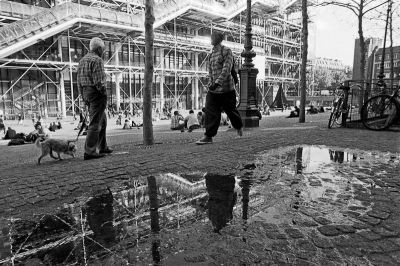 A carreaux
Nikon FE2 24mm - Tri X 
Mots-clés: Nikon FE2 street