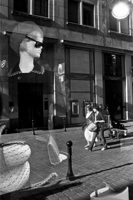 Dédaigneuse ?
Nikon FE2 35mm - TriX - scan de néga
Mots-clés: Nikon FE2 TriX street