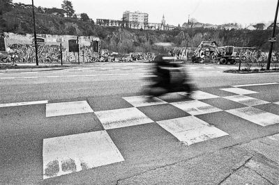 Vrouuuuuuuuuuum
Nikon FE2 24mm - XP1 périmée dév rodinal
Mots-clés: Nikon FE2 street