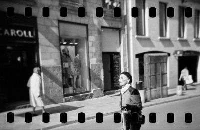 Passante
Holga 120 - HP5+ ultra périmée et bobinée maison 
Mots-clés: Holga 120 street