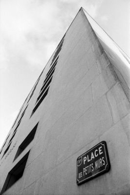 petit muret de rien du tout...
Nikon Fe2 - 24mm Ais
Kodak Plus X @125
Scan de néga
Mots-clés: street Fe2