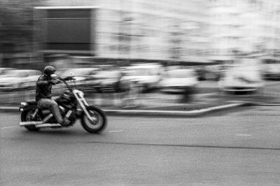 Vrouuuuuuuuuuum
Nikon FE2 24mm (35mm ?) - HP5+ périmée 400@200
Mots-clés: Nikon FE2 street