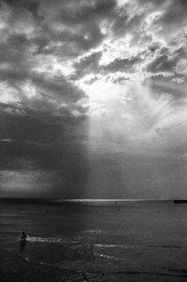 Un p'tit rayon...
Nikon FE2 24mm & filtre orange - TriX 400@200
Mots-clés: Nikon FE2 Trix 400@200 filtre orange