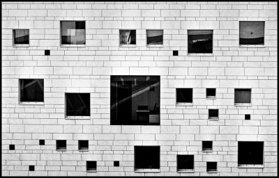 Fenêtres sur mur
Nikon FE2 105mm f2,5 Ais - Rollei Superpan 200@ 
