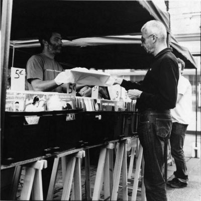 Transaction
Mamiya C330, 80 mm Sekkor.
Tmax 100@, Rodinal.
Scan de tirage. 
Mots-clés: Street, N&B, C330, Tmax