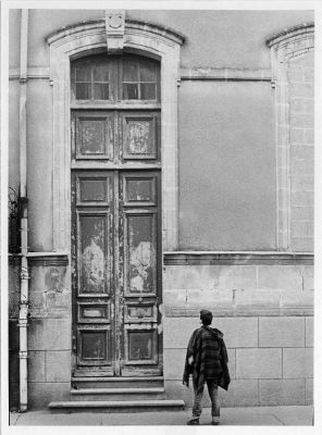 Pooorte...
Yashica 35 GSN.
Tri-x 400 / Rodinal.
Scan brut baryté mat.

Mots-clés: street, N&B, GSN , Tri-x