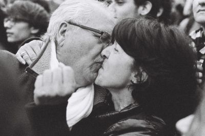 Amour militant.
Nikon F4s - Tmax 3200 - 50mm. AFD f1.4.
