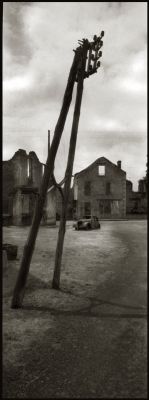 Oradour 2
"Personne ne comprenaient, tout allait si vite.
Face à l'angoisse, la peur..." Ses yeux fixaient le vide.
Mots-clés: Oradour