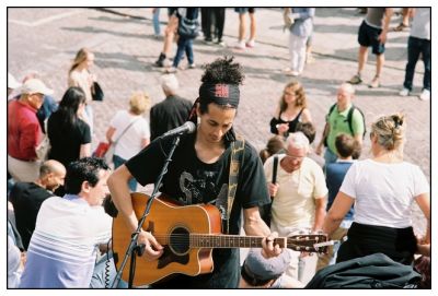 Le chanteur de la butte
