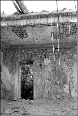 En ruine
FP4+@125 iso
D76 1+1
Leica M6 et Biogon 35mm 
