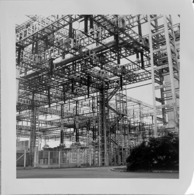 Stand Elec
Station d'essais Haute tension
Yashica Mat, 1/125, F8, Acros 100 périmé, FomadonLQR.
Tirage 50X50.
Photo APN Canon G10
(Premiers essais de prise de vue au MF et de grands tirages)
