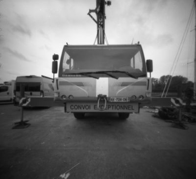 Berlier pour le levage des bateaux à Saint-Valéry sur Somme
C'est le nouveau camion de levage de bateaux, le plus anien était bien plus rigolo mais bon il n'est plus là. Photo prise au sténopé Ranica F/156 début mai 2023, exposition de 6 secondes. Développement de la Fomapan 200 6 minutes dans su Microphen Stock  à 20°C
Mots-clés: Camion de levage Saint-Valéry Sténopé Noir et Blanc
