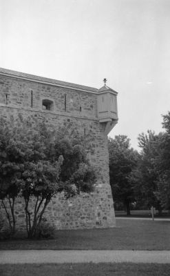 2002-06-26-06
Fort de Chambly (Qc), 2002-06-26.
Zeiss Nettar 517/2, T-Max 100, ID-11.
