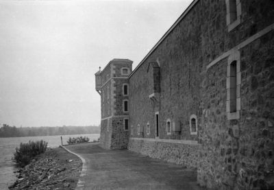 2002-06-26-07
Fort de Chambly (Qc), 2002-06-26.
Zeiss Nettar 517/2, T-Max 100, ID-11.
