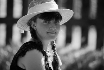 Carla
Portrait de ma nièce en extérieur. Petite séance style "petite maison dans la prairie".
Nikon F100, Tamron 70-200mm f2.8, ilford delta 100
Mots-clés: delta100