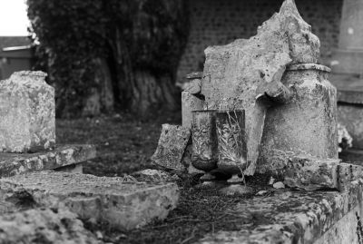 Tombe abandonnée
OM-10 et Zuiko 50mm 1.8, Rollei Rétro 80S
