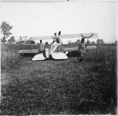 Bambecque 8 août 1917 - Atterrissage d'un avion perdu
Image stéréoscopique (positif) prise par un vérascope Jules Richard.
