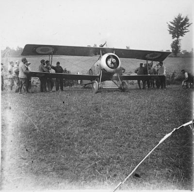 Bambecque 8 août 1917 - Départ d'un avion
Image stéréoscopique (positif) prise par un vérascope Jules Richard.
