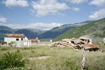 Vrapcici
Maisons détruites, Vrapcici, Bosnie-Herzégovine, mai 1997.
Mots-clés: Rollei 35 S, Kodak Gold 200